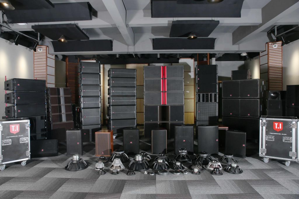 line-array-system-professional-audio-for-church-crusade-live-sound-concert-club-hotel